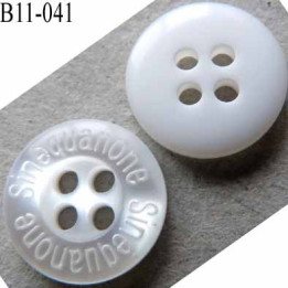 bouton diamètre 11 millimètres couleur blanc nacré cristal  brillant inscription sinéquanone 4 trous  diamètre 11 mm