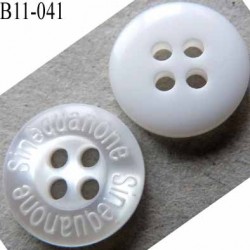 bouton diamètre 11 millimètres couleur blanc nacré cristal brillant inscription sinéquanone 4 trous diamètre 11 mm