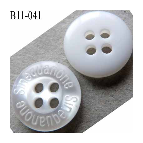 bouton diamètre 11 millimètres couleur blanc nacré cristal brillant inscription sinéquanone 4 trous diamètre 11 mm