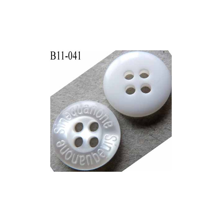 bouton diamètre 11 millimètres couleur blanc nacré cristal  brillant inscription sinéquanone 4 trous  diamètre 11 mm
