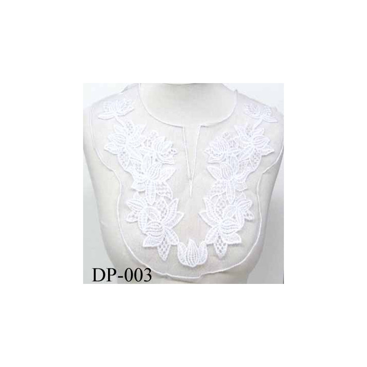 Devant  plastron Superbe hauteur 30 cm largeur en haut 32 cm largeur en bas 16 cm brodé couleur  blanc