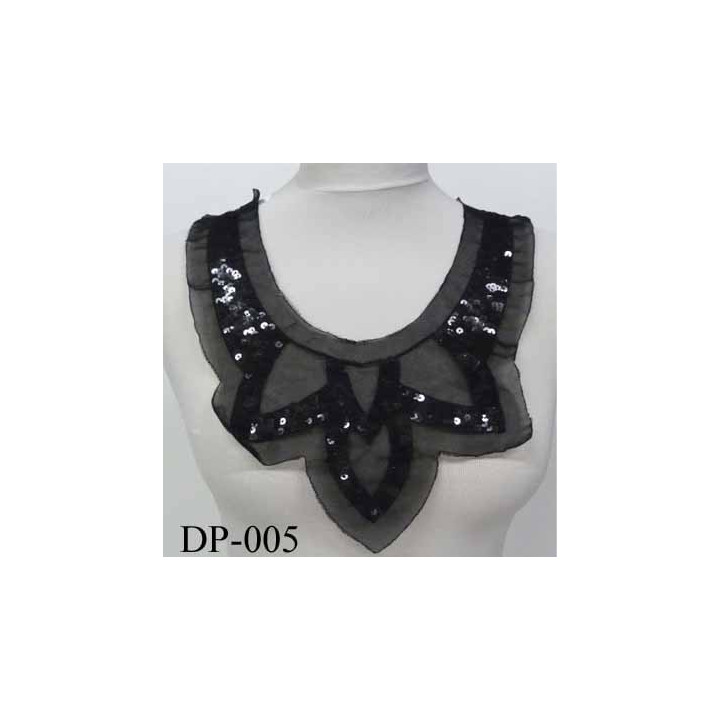 Devant  plastron col Superbe avec sequins hauteur 34 cm largeur en haut 25 cm largeur en bas 7 cm couleur  noir
