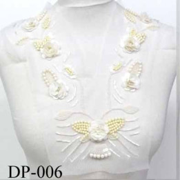 Devant  plastron col avec sequins perles strass Superbe hauteur 33 cm largeur en haut 30 cm largeur en bas 16 cm blanc