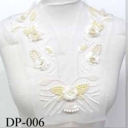 Devant plastron col avec sequins perles strass Superbe hauteur 33 cm largeur en haut 30 cm largeur en bas 16 cm blanc