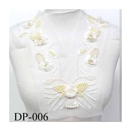 Devant plastron col avec sequins perles strass Superbe hauteur 33 cm largeur en haut 30 cm largeur en bas 16 cm blanc