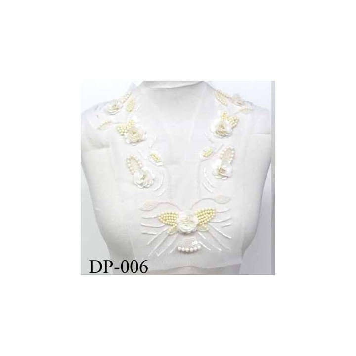Devant  plastron col avec sequins perles strass Superbe hauteur 33 cm largeur en haut 30 cm largeur en bas 16 cm blanc