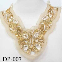 Devant  plastron col avec perles brillantes Superbe hauteur 25 cm largeur en haut 25 cm largeur en bas 10 cm doré 