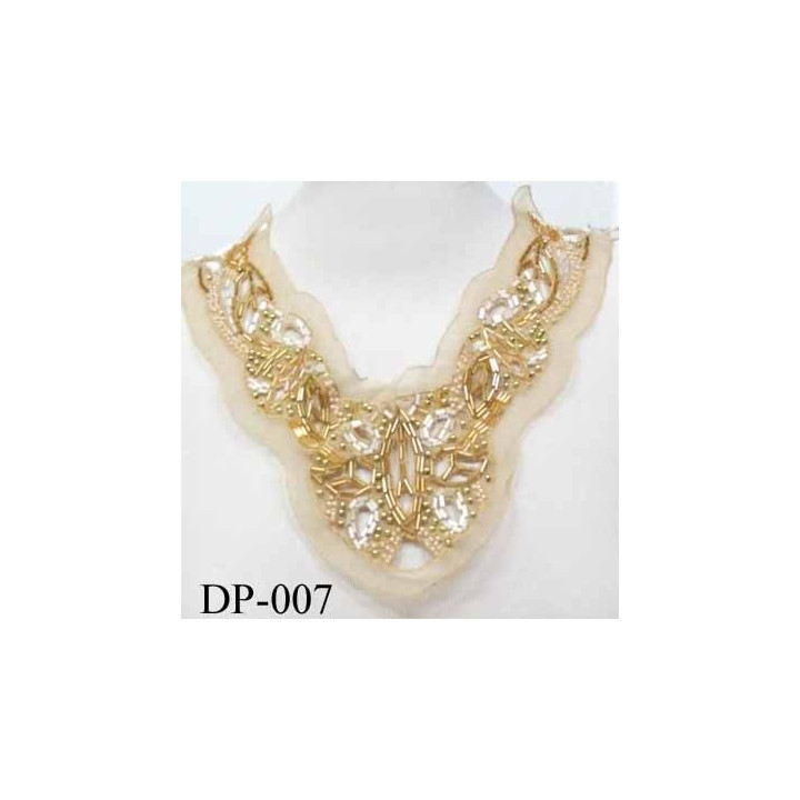 Devant  plastron col avec perles brillantes Superbe hauteur 25 cm largeur en haut 25 cm largeur en bas 10 cm doré 
