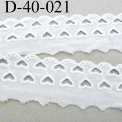 dentelle anglaise galon broderie très jolie 100% coton couleur blanc avec des formes de coeurs largeur 40 mm prix au mètre