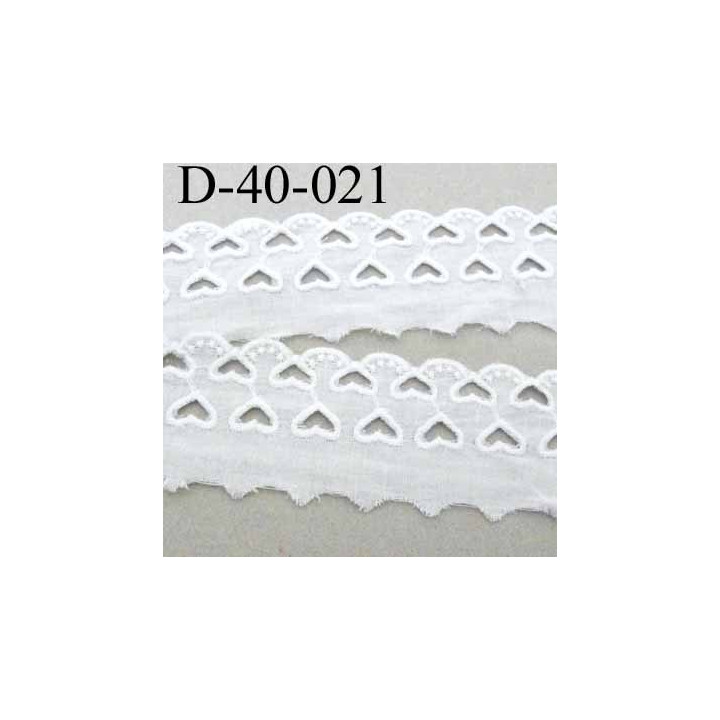 dentelle anglaise galon broderie très jolie coton couleur blanc avec des formes de coeurs largeur 40 mm prix au mètre