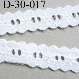 dentelle broderie anglaise galon broderie  motif fleur  coton couleur blanc largeur 30 mm au mètre