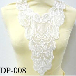 Devant  plastron col avec sequins  strass Superbe hauteur 45 cm largeur en haut 25 cm largeur en bas 8 cm couleur blanc