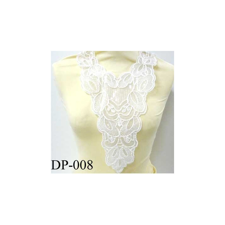 Devant  plastron col avec sequins  strass Superbe hauteur 45 cm largeur en haut 25 cm largeur en bas 8 cm couleur blanc