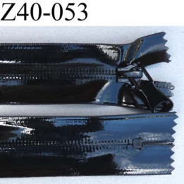 fermeture vinyl couleur noir brillant largeur 3.2 cm  longueur 40 cm non  séparable glissière nylon au dos largeur 6 mm 