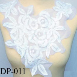 Devant  plastron Superbe hauteur 37 cm largeur en haut 32 cm largeur  couleur  blanc lumineux