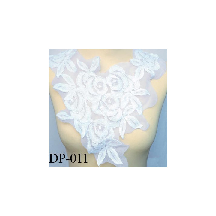 Devant  plastron Superbe hauteur 37 cm largeur en haut 32 cm largeur  couleur  blanc lumineux