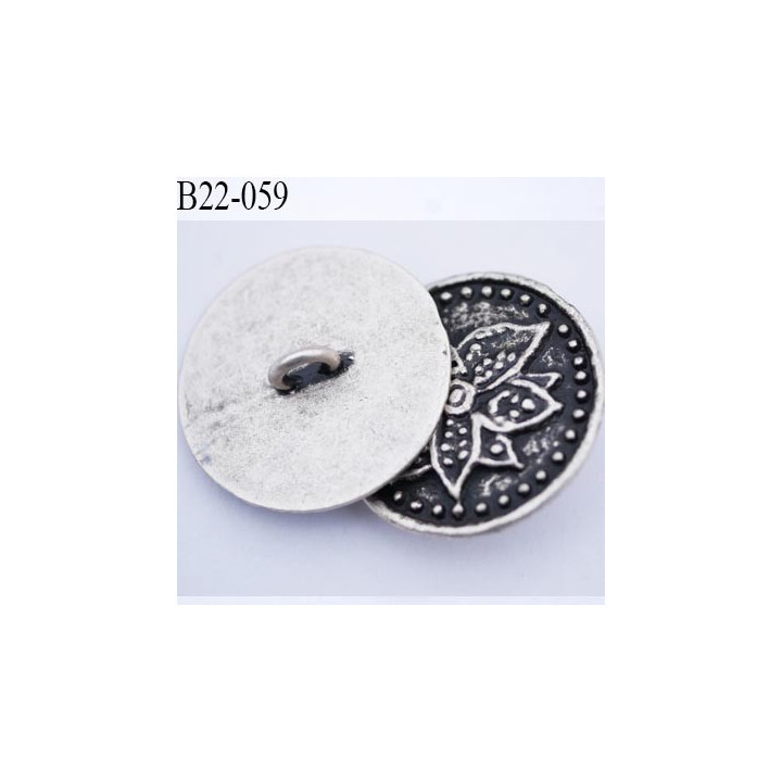 Bouton 22 mm en  métal style etain ancien et fond noir vraiment superbe accroche au dos anneau diamètre 22 mm