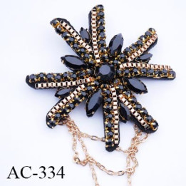 broche  80 mm montée  sur épingle couleur noir  et or brillante avec strass et chaine et maillon diamètre 80 mm
