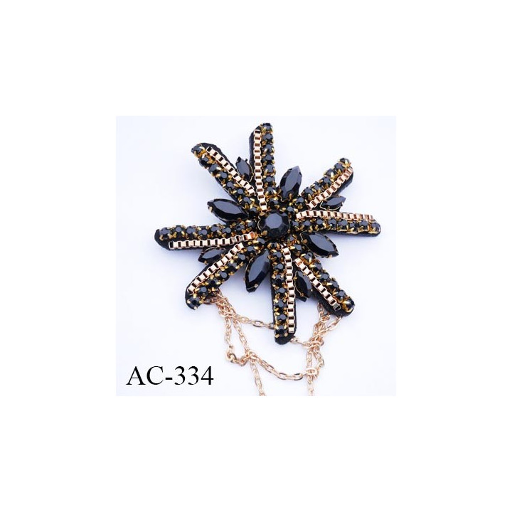 broche  80 mm montée  sur épingle couleur noir  et or brillante avec strass et chaine et maillon diamètre 80 mm