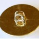 bouton 18 mm en pvc couleur doré or accroche au dos avec un anneau a diamètre 18 millimètres