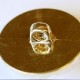 bouton 27 mm en pvc couleur doré or accroche au dos avec un anneau a diamètre 27 millimètres