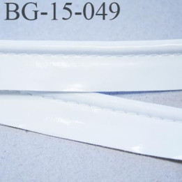 passe poil galon façon cuir  très agréable au touché largeur 15 mm couleur blanc brillant  prix au mètre