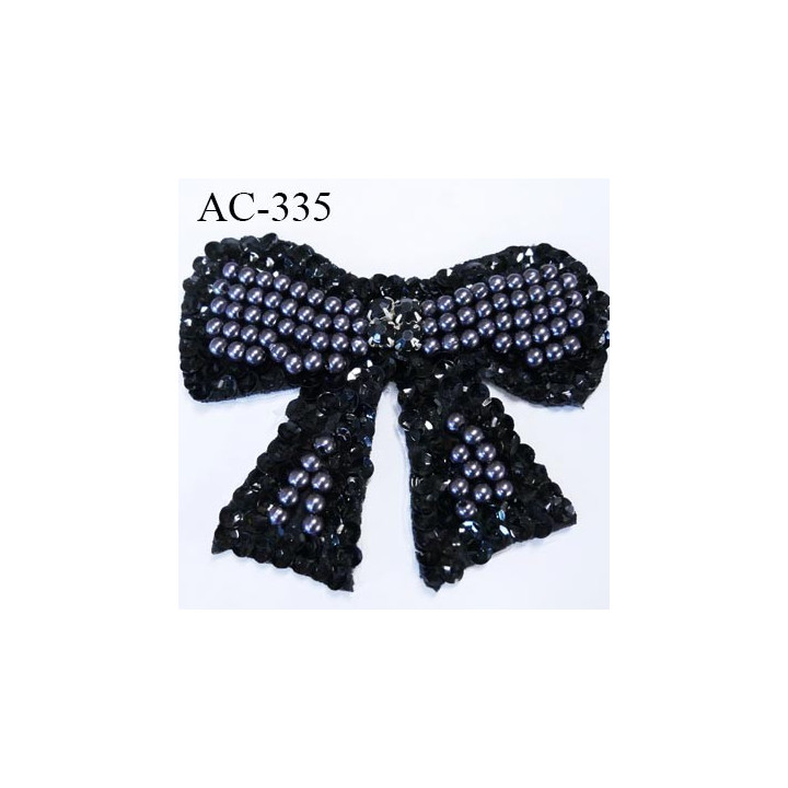 ornement applique écusson empiècement forme noeuds decoratifs avec perles et sequins et strass à coudre