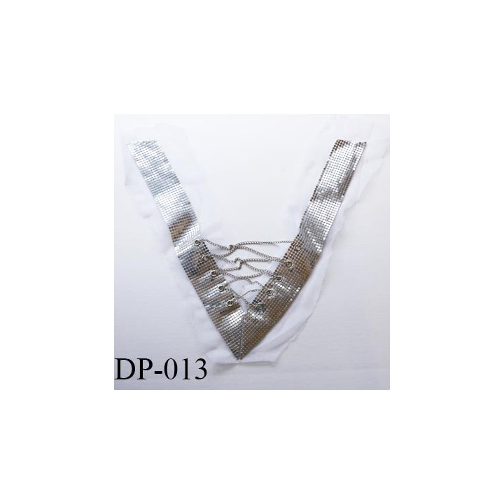 Devant  plastron Superbe avec strass métal couleur argent brillant sur du tulle blanc  hauteur 28 cm largeur en haut 32 cm