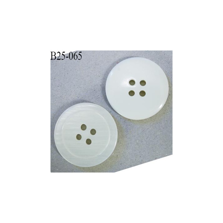 Bouton 25 mm en pvc couleur ivoire brillant sur une face sur l'autre nacré rayé 4 trous diamètre 25 mm