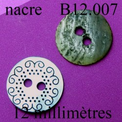 bouton 12 mm  en nacre avec décor incrusté 2 trous diamètre 12 millimètres