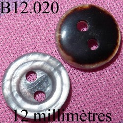 bouton 12 mm   couleur marron foncé et nacré d'une face et mabré  gris brillant de l'autre face 2 trous diamètre 12 mm