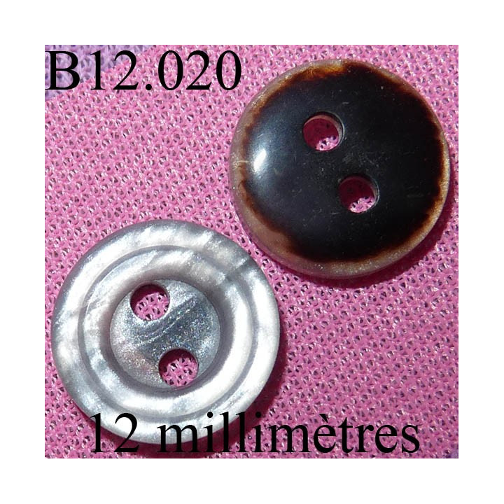bouton 12 mm   couleur marron foncé et nacré d'une face et mabré  gris brillant de l'autre face 2 trous diamètre 12 mm