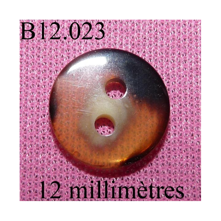 bouton 12 mm   couleur marron clair blanc et noir  brillant sur les 2 faces 2 trous diamètre 12 millimètres