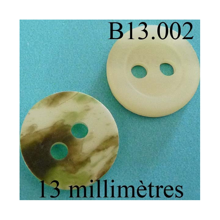 bouton 13 mm   couleur nacre mat sur une face et marbré vert kaki sur l'autre 2 trous diamètre 12 millimètres
