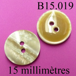 bouton 15 mm   couleur marron brillant d'une face et marbré nacre sur la 2 faces 2 trous diamètre 15 millimètres