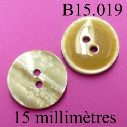 bouton 15 mm couleur marron brillant d'une face et marbré nacre sur la 2 faces 2 trous diamètre 15 millimètres