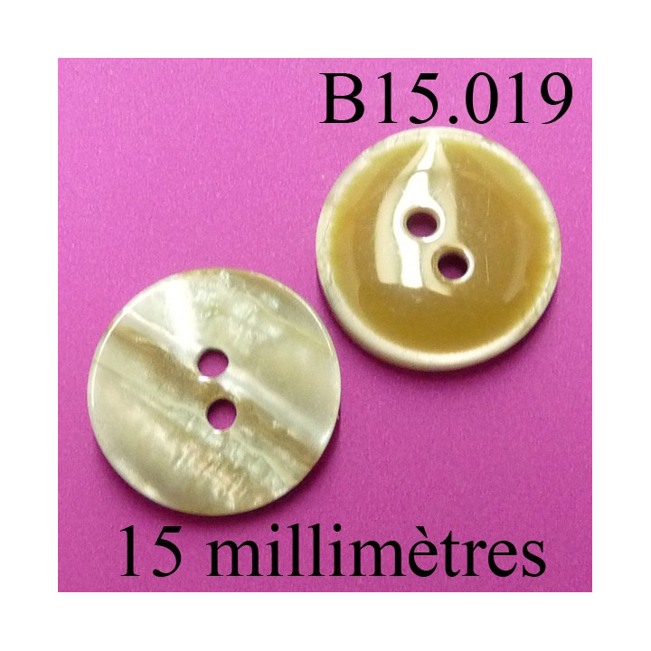 bouton 15 mm   couleur marron brillant d'une face et marbré nacre sur la 2 faces 2 trous diamètre 15 millimètres