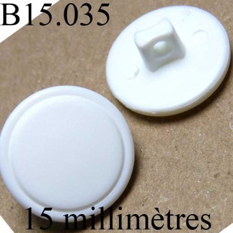 bouton 15 mm couleur blanc mat a l'intérieur et brillant sur l'extérieur  accroche avec un anneau  diamètre 15 millimètres