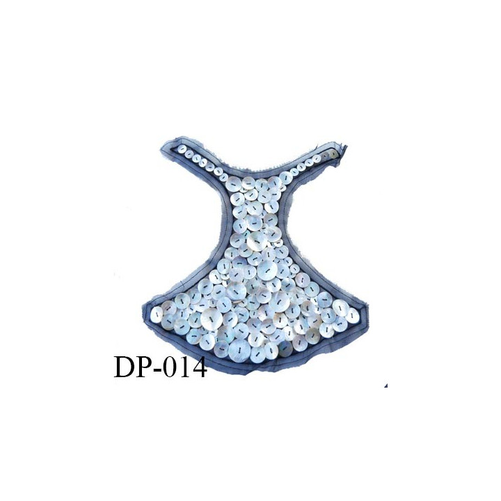 Devant  plastron Superbe avec boutons nacrés sur du tulle noir  hauteur 24 cm largeur en haut 25 cm