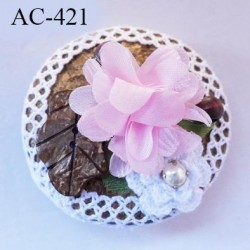 Broche 6 cm montée sur bois exotique décorée de dentelle blanche coton et fleur rose épaisseur 23 mm diamètre 6 cm superbe