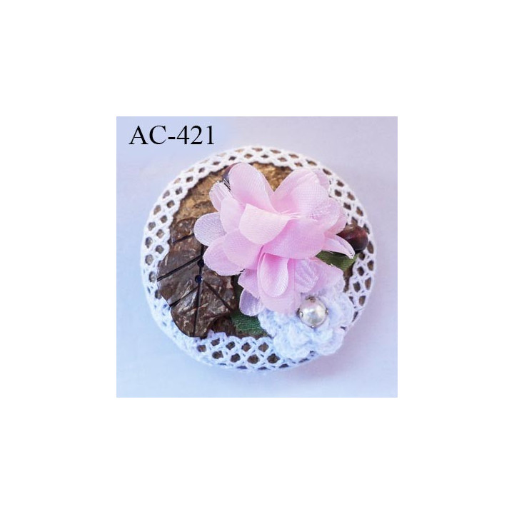 Broche montée sur bois exotique décorée de dentelle blanche coton et fleur rose épaisseur 23 mm diamètre 6 cm superbe