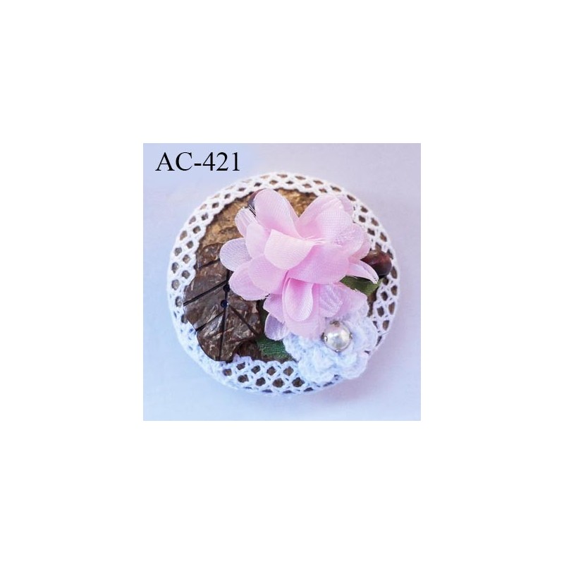 Broche 6 cm montée sur bois exotique décorée de dentelle blanche coton et fleur  rose épaisseur 23 mm diamètre 6 cm superbe - mercerie-extra