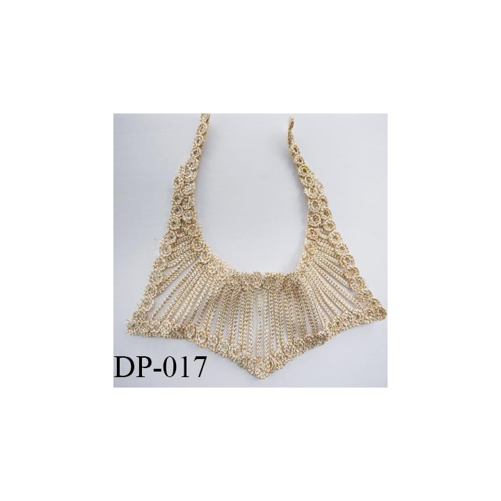 Devant plastron hauteur 18 cm couleur blanc avec effet brillant or hauteur 18 cm et largeur 22,5 cm