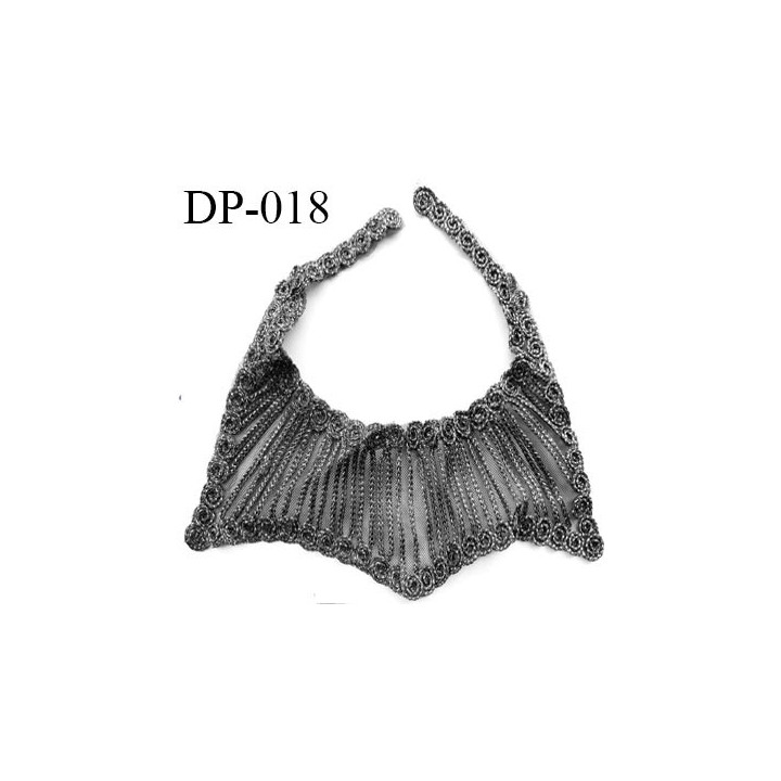 Devant plastron hauteur 28 cm couleur noir avec effet brillant argent hauteur 28 cm et largeur 24 cm