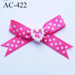 noeud satin hauteur 30 mm largeur 50 mm couleur rose fushia avec pois blancs coeur en perles blanches