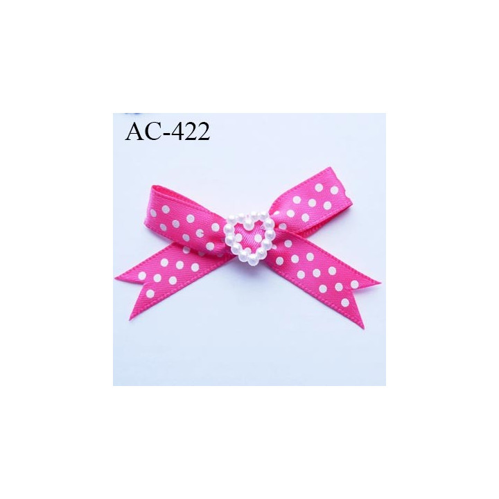 noeud satin hauteur 30 mm largeur 50 mm couleur rose fushia avec pois blancs coeur en perles blanches