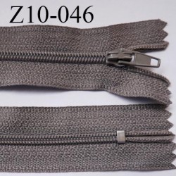 fermeture zip longueur 10 cm couleur taupe clair non séparable largeur 2.4 cm glissière nylon largeur  4 mm