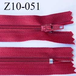 fermeture zip longueur 10 cm rouge tirant sur le bordeaux non séparable largeur 2.4 cm glissière nylon largeur  4 mm