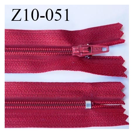 fermeture zip longueur 10 cm rouge tirant sur le bordeaux non séparable largeur 2.4 cm glissière nylon largeur 4 mm