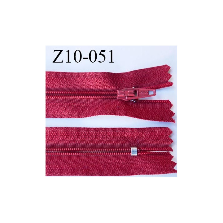 fermeture zip longueur 10 cm rouge tirant sur le bordeaux non séparable largeur 2.4 cm glissière nylon largeur  4 mm
